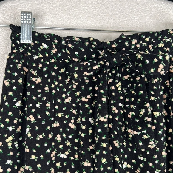 H&M Black Ditsy Floral Elastic Waist Front Tie Shorts Size 6 - Picture 2 of 6